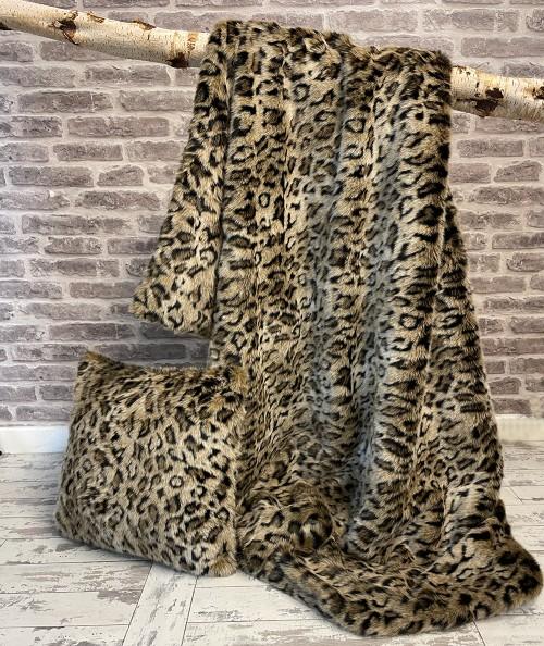 Luxury Wildcat fake fur blanket with cushion