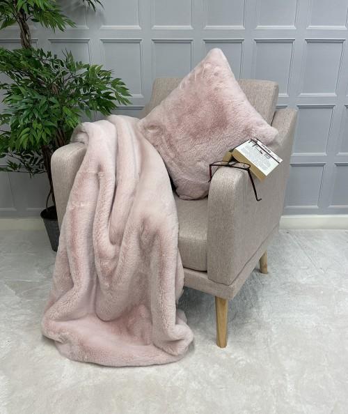 Pastel pink luxury throw in short length faux fur