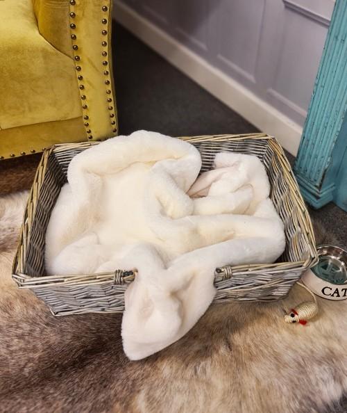 Luxury blanket for dog beds in cream faux fur