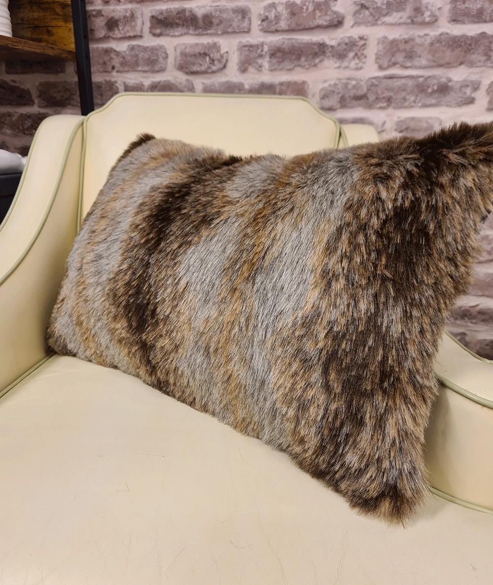 Patterned rectangular faux fur cushions